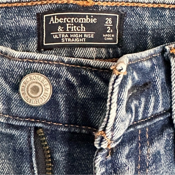 Abercrombie & Fitch Ultra High Rise Straight Distressed Size 2/26 Flaw - Picture 3 of 9